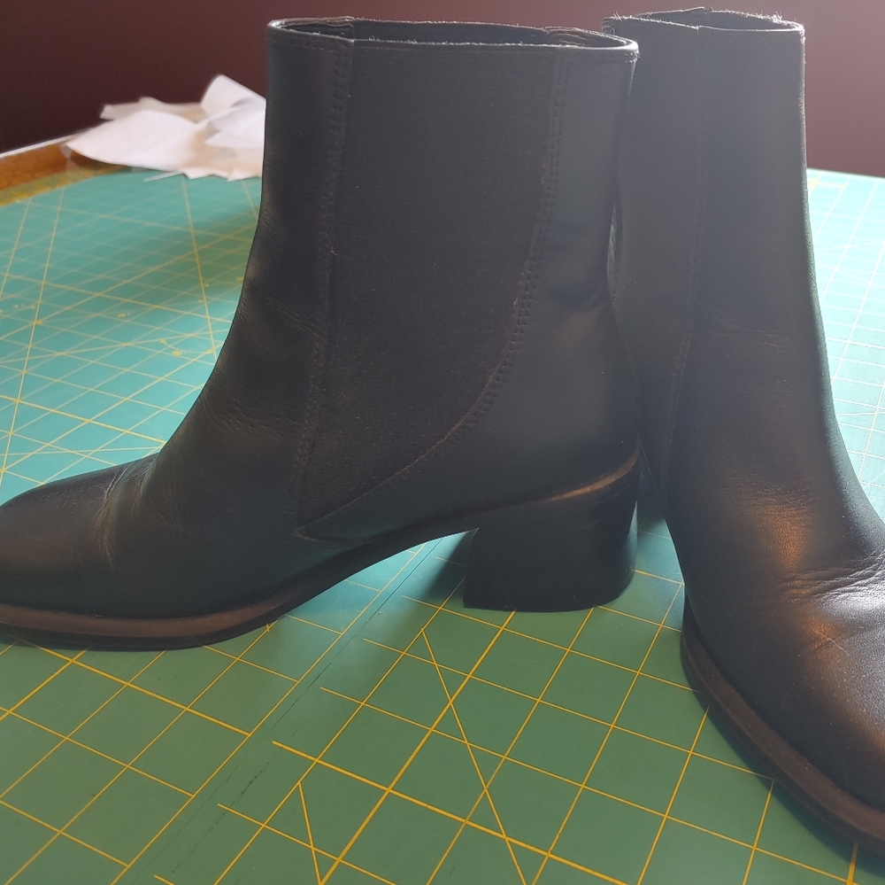 Brand new pull on black boots